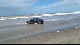 Un auto terminó dentro de mar en una playa de La Caleta