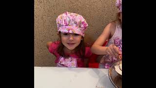 BRINCANDO DE COZINHEIRA!! LALA E LOLO FAZENDO O MELHOR BOLO DE CHOCOLATE!!!!