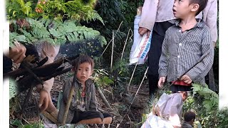 lv Mother and son went looking for vegetables to exchange for rice