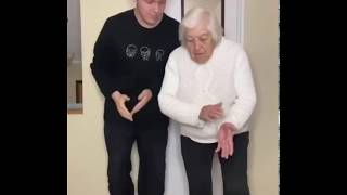 ABUELITA Y NIETO BAILANDO EL BAILE DEL DINERO DE ANUEAL AA