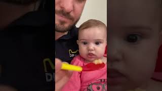 Aline comendo banana com papai