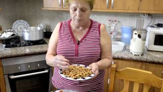 Haciendo pellas de gofio (Canarias)