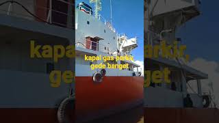 kapal gas parkir, untuk service, gede banget