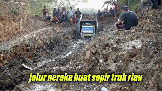 Kuburan truk... Inilah jalur neraka yang harus di lalui sopir truk Riau