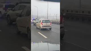 На Дарницком мосту в Киеве ищут бомбу в автомобиле