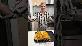 Kelly cooking chicken kebab کلی در حال پختن مرغ است