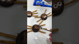 🕷 DIY Halloween Oreo Spider Cookies!