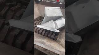 Scrap metal shredder machine