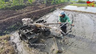 Proses Traktor Sawah Menggaru Tanah Tanpa Disingkal Dulu