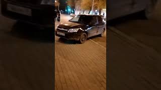 Астраханцы возмутились парковкой автомобиля на тротуаре