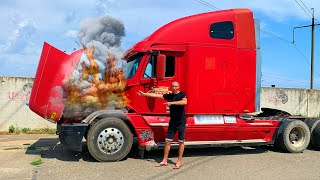 Le gros camion est tombé en panne et le bulldozer