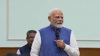 Teacher from Amreli, Gujarat sings Gujarati song before PM Modi