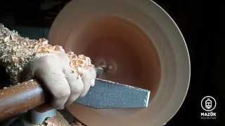 Torneando um prato de madeira - Woodturning a plate