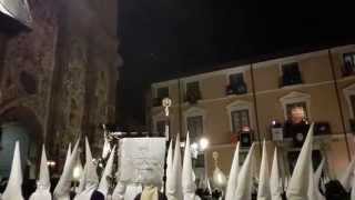 Procesión Santo Entierro Zaragoza 2015. Los cofrades del Descendimiento despiden a su paso titular.