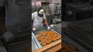 شاهد طريقت وضع صوص على الدونات 😋🍩