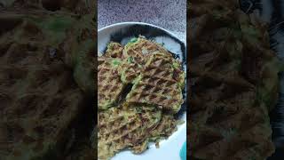 оладушки из кабачка с куриной грудкой и зеленью #оладушки # кабочок # вафельница #fud