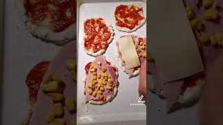 Pizza z tuńczykiem i oliwkami