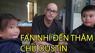 HAI FAN NHÍ ĐẾN NHÀ THĂM CHÚ DUSTIN RỒI CÒN TẶNG QUÀ NỮA CHỨ