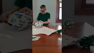 Making a ball out of wrapping paper - Christmas video