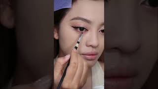 Make Up giống mấy tỉ bên Duyin