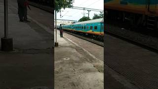 हमसफर ट्रेन 🇮🇳 || HAMSAFAR TRAIN PASSING THROUGH SUBEDARGUNJ RAILWAY STATION PRAYAGRAJ