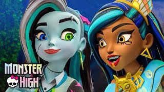 ¡Cleo se vuelve inesperadamente cercana a Frankie! | Monster High™ Latino