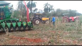 MASSEY FERGUSON E VALTRA PUXANDO COLHEITADERA  JOHN DEERE