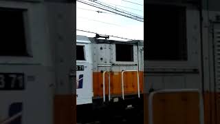 Dari jalur 2 lokomotif melintas langsung...#shorts #keretaapi #ptkai