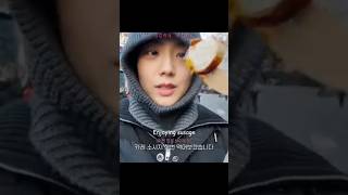 Jisoo blackpink Eating Curry Sausage at Germany #blackpinkjisoo #jisoo #trendingshorts #kimjisoo