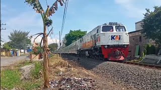 Hunting Kereta Di Sisi Selatan Stasiun Gedangan