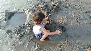 bermain pasir & air di pesisir pantai Pangandaran