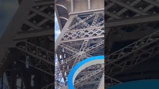 Arrestan a hombre en París por escalar la Torre Eiffel en el último día de #París2024