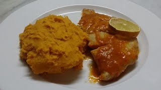 Sea bass in red bell pepper sauce with purée -  Corvina en salsa de pimiento rojo con puré