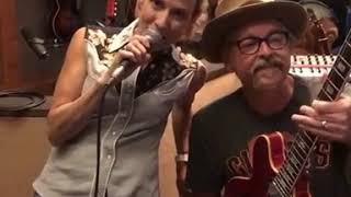 Sheryl Crow testing Vox Box pedal with Jeff Trott (short clip - 30 Sep 2017)