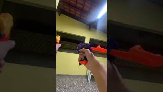 USEI DUAS ARMAS NA GUERRA DE NERF!! #shorts