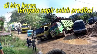 nyaris tumbang di pertigaan, sopir  salah prediksi jalan