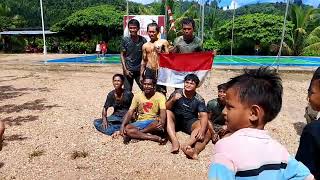 LOMBA PANJAT PINANG DI PEDALAMAN HUTAN KALIMANTAN 17 AGUSTUS HARI KEMERDEKAAN KIBARKAN BENDARA