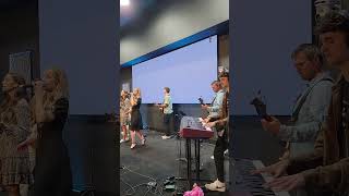 USA Church today PRAISE AND WORSHIP