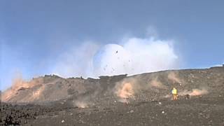 Volcano: man was almost hit by lava bombs