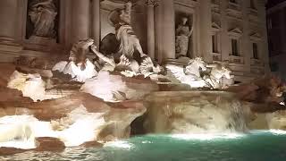 Fontana di Trevi. Budget travellers LT in Rome.