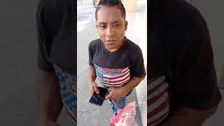 niño te regalo uno caramelo