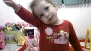 manuela tagarela(cantando happy feet)