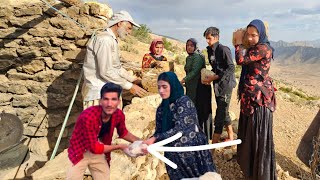 Mehdi and Zulfa help the old man in the mountains to build a hut for the winter