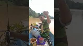 Menghilangkan penat cuma di sungai saja.