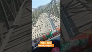 DETIK-DETIK JEMBATAN BERGOYANG