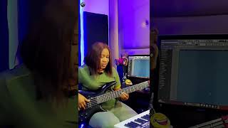 Easy beginner makossa basslines moves on 1, 4, 5, 4 chord progressions 🔥🎸👌 #shorts #basslesson #bass