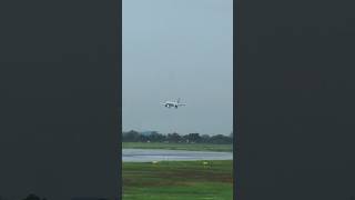 CHINA SOUTHERN AIRLINES landing di bandara Soekarno Hatta sehabis hujan.