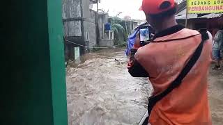 DIGUYUR HUJAN DERAS, TEMBOK PEMBATAS RUMAH WARGA DIBANTARAN SUNGAI AMBRUK.