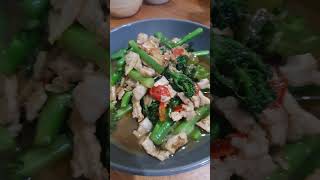 Stir-fried pork with broccoli. ผัดหมูใส่บรอคโคลี่ค่ะ.