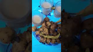 Barsaat me pakoda with chai